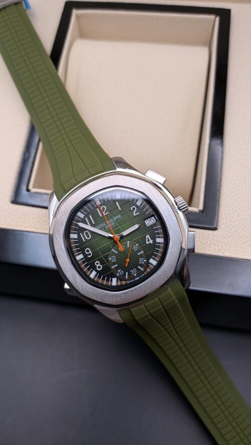 Patek Philippe — cronógrafo con esfera verde y detalles naranjas, correa de caucho verde
