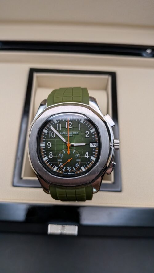 Patek Philippe — cronógrafo con esfera verde y detalles naranjas, correa de caucho verde