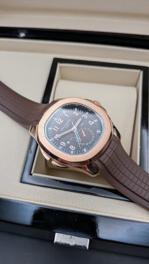 Patek Philippe — cronógrafo con esfera marrón, caja oro rosa y correa de caucho marrón