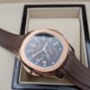 Patek Philippe — cronógrafo con esfera marrón, caja oro rosa y correa de caucho marrón