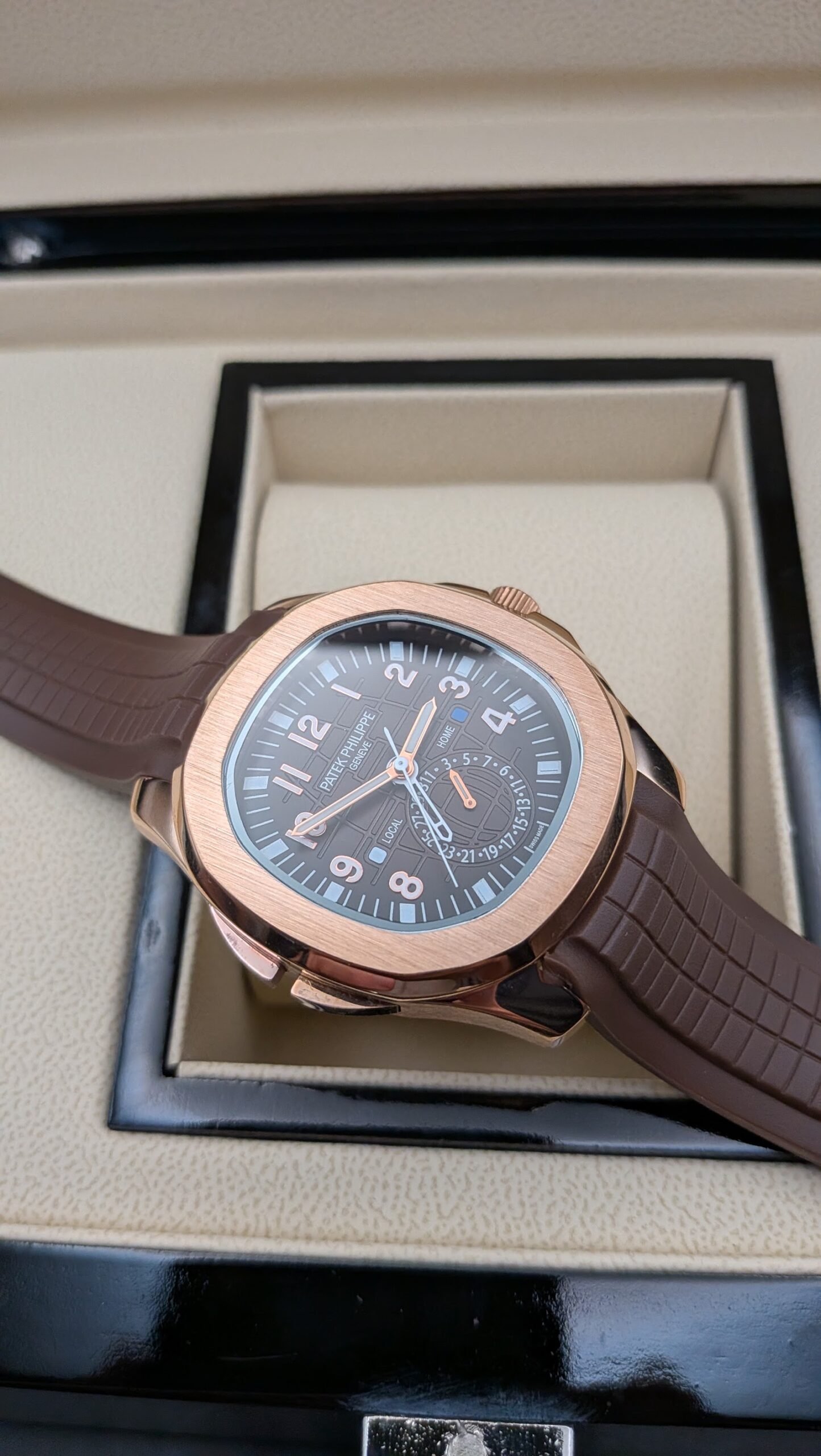 Patek Philippe — cronógrafo con esfera marrón, caja oro rosa y correa de caucho marrón