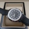 Patek Philippe — esfera negra con números grandes, caja de acero y correa de caucho negra