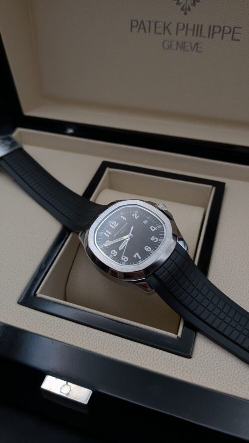 Patek Philippe — esfera negra con números grandes, caja de acero y correa de caucho negra