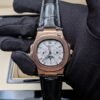 Patek Philippe — esfera blanca con fases lunares, caja oro rosa y correa de cuero negra