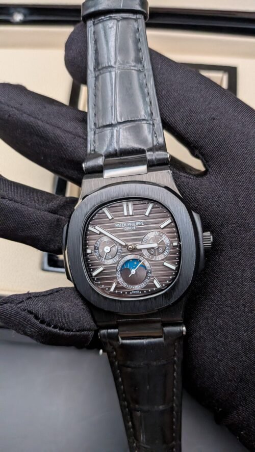 Patek Philippe — esfera gris degradada con fases lunares, caja negra y correa de cuero negra