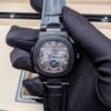 Patek Philippe — esfera gris degradada con fases lunares, caja negra y correa de cuero negra