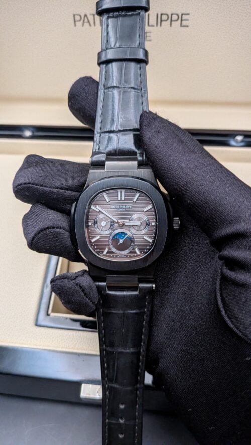 Patek Philippe — esfera gris degradada con fases lunares, caja negra y correa de cuero negra