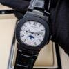Patek Philippe — esfera blanca con fases lunares, caja negra y correa de cuero negra
