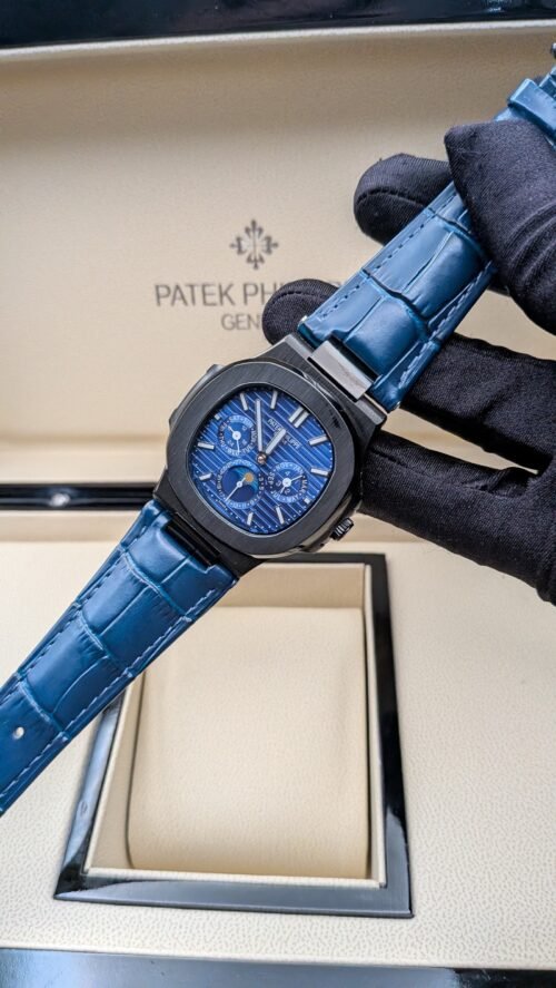 Patek Philippe — esfera azul con fases lunares, caja negra y correa de cuero azul
