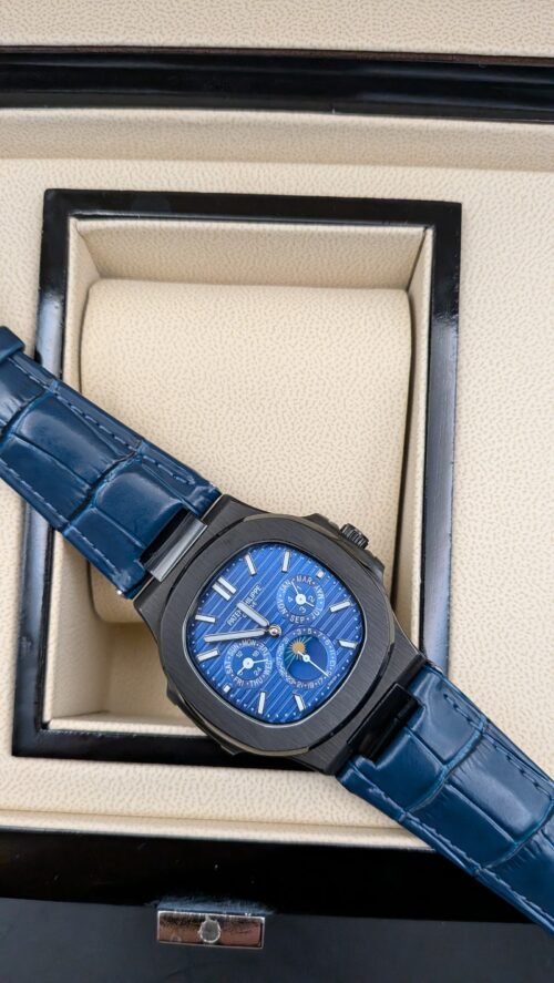 Patek Philippe — esfera azul con fases lunares, caja negra y correa de cuero azul