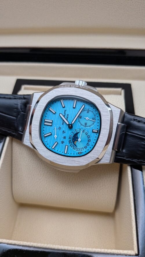 Patek Philippe — esfera azul celeste con fases lunares, caja de acero y correa de cuero negra