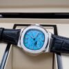 Patek Philippe — esfera azul celeste con fases lunares, caja de acero y correa de cuero negra