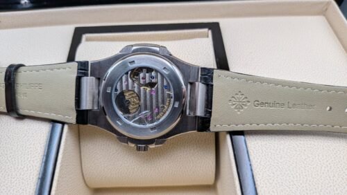 Patek Philippe — esfera azul celeste con fases lunares, caja de acero y correa de cuero negra