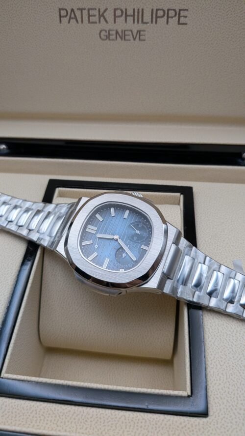 Patek Philippe — esfera azul grisácea degradada con fases lunares y brazalete de acero