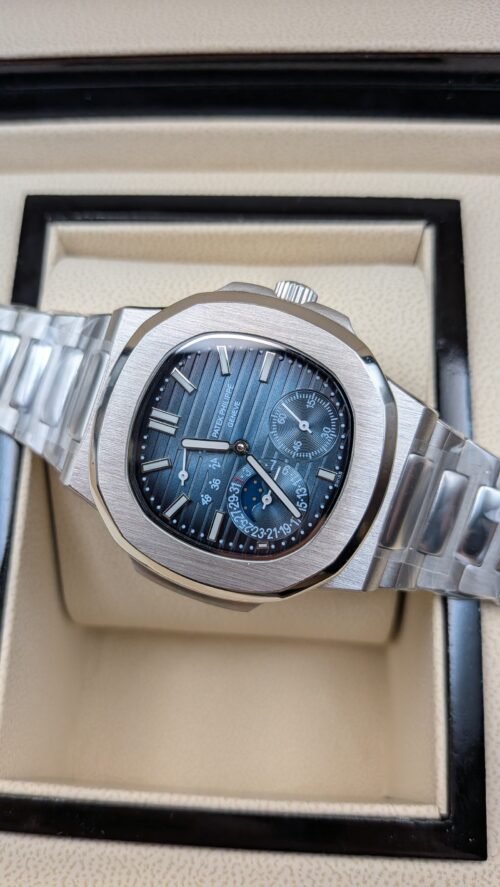 Patek Philippe — esfera azul grisácea degradada con fases lunares y brazalete de acero