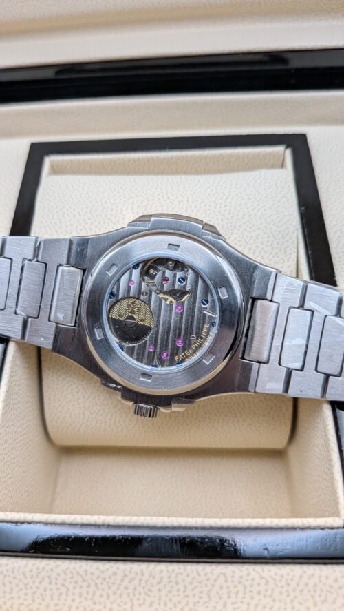 Patek Philippe — esfera azul grisácea degradada con fases lunares y brazalete de acero