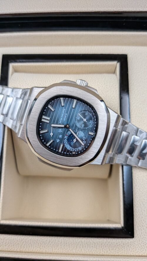 Patek Philippe — esfera azul grisácea degradada con fases lunares y brazalete de acero