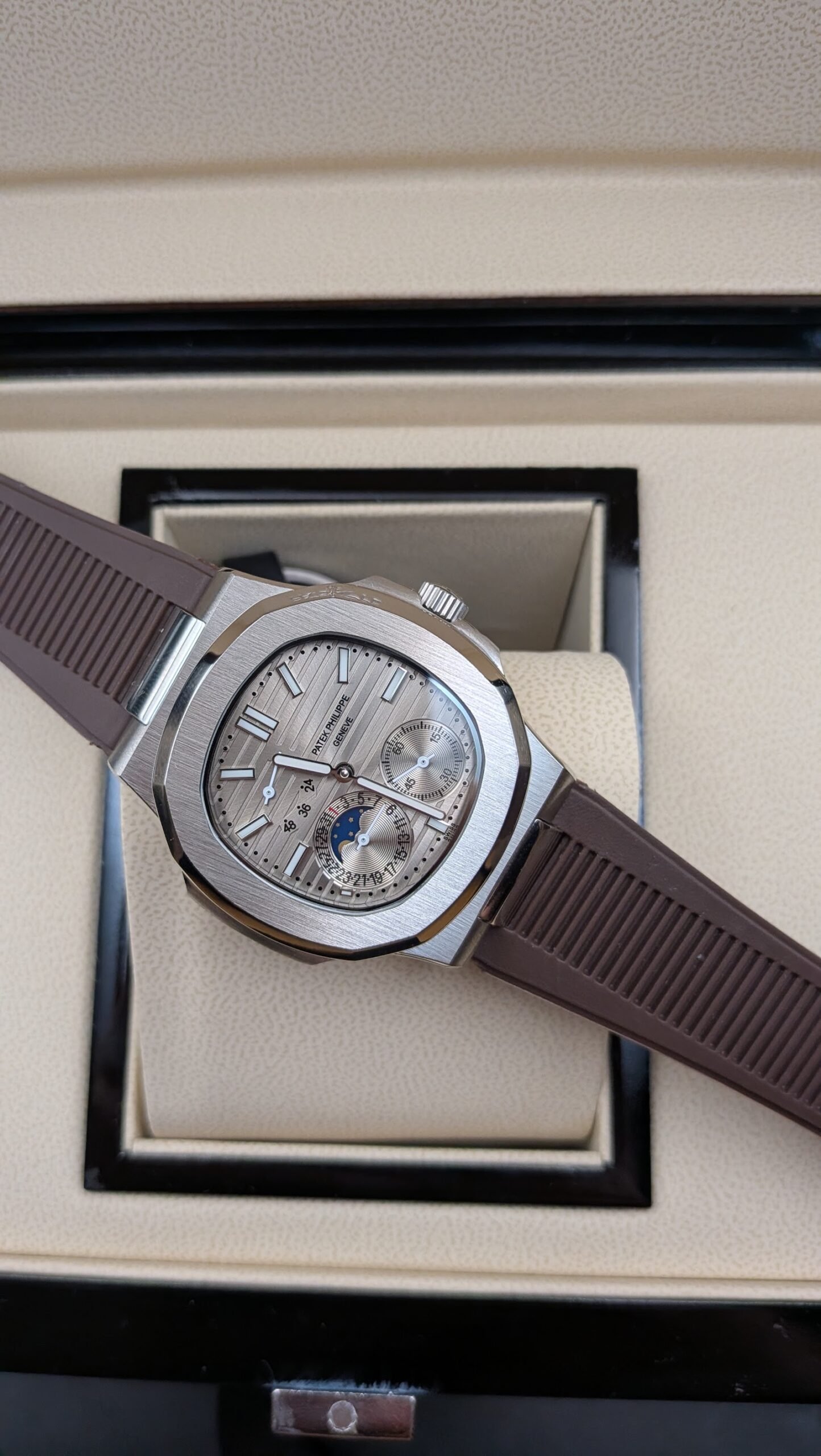 Patek Philippe — esfera gris con fases lunares y correa de caucho marrón