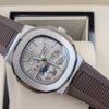 Patek Philippe — esfera gris con fases lunares y correa de caucho marrón