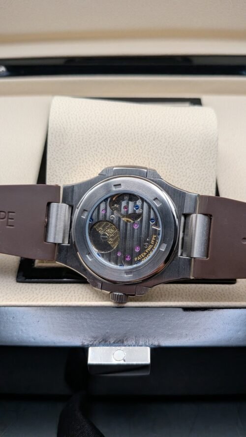 Patek Philippe — esfera gris con fases lunares y correa de caucho marrón