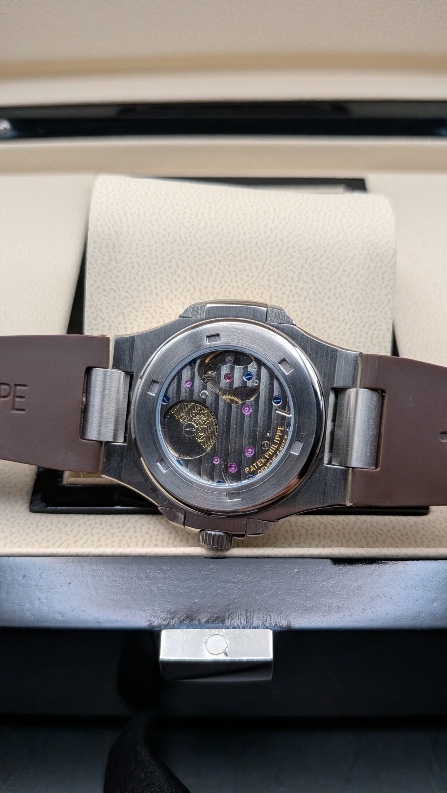 Patek Philippe — esfera gris con fases lunares y correa de caucho marrón
