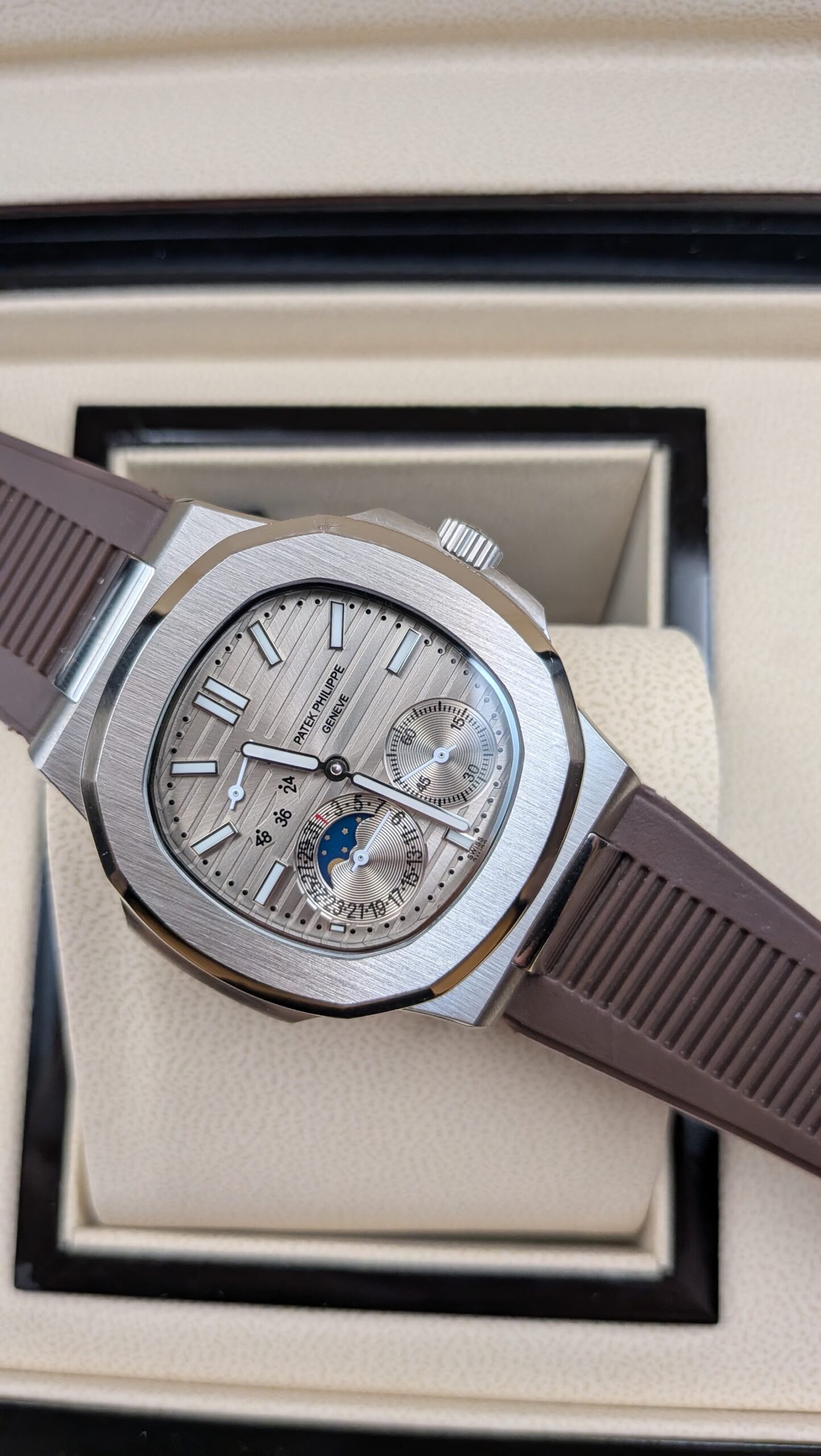 Patek Philippe — esfera gris con fases lunares y correa de caucho marrón