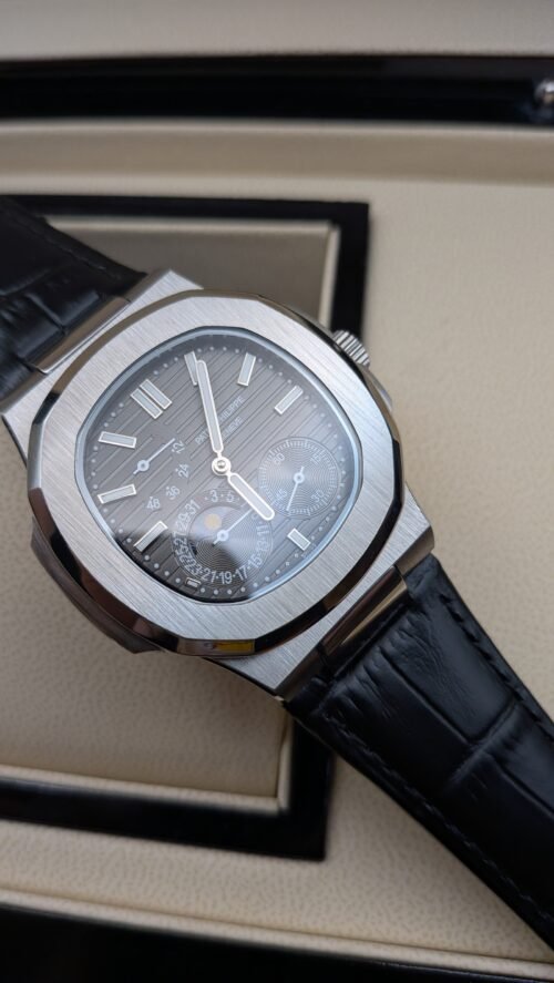 Patek Philippe — esfera gris oscura con fases lunares y correa de cuero negra