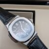 Patek Philippe — esfera gris oscura con fases lunares y correa de cuero negra