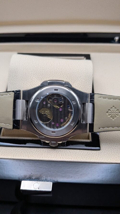 Patek Philippe — esfera gris oscura con fases lunares y correa de cuero negra