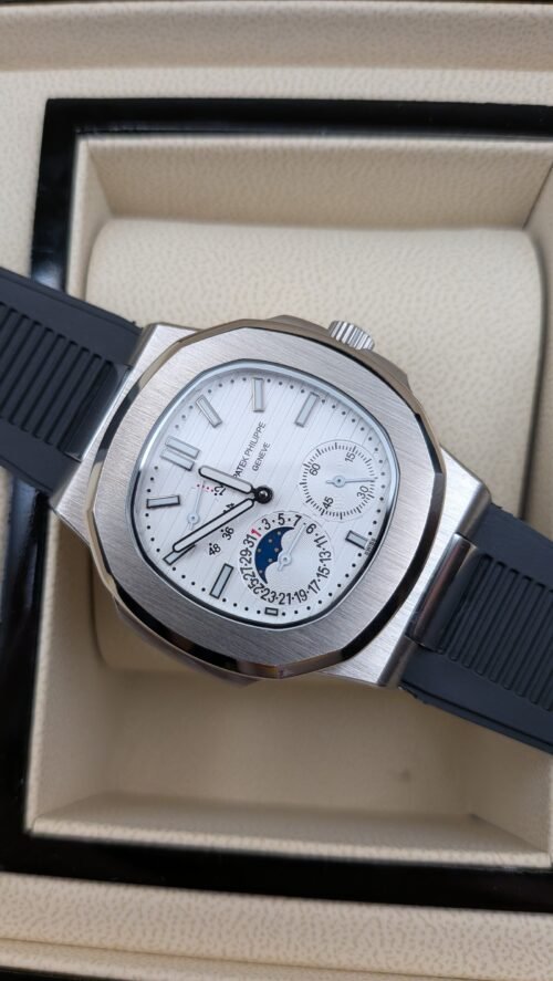 Patek Philippe — esfera blanca con fases lunares y correa de caucho negra