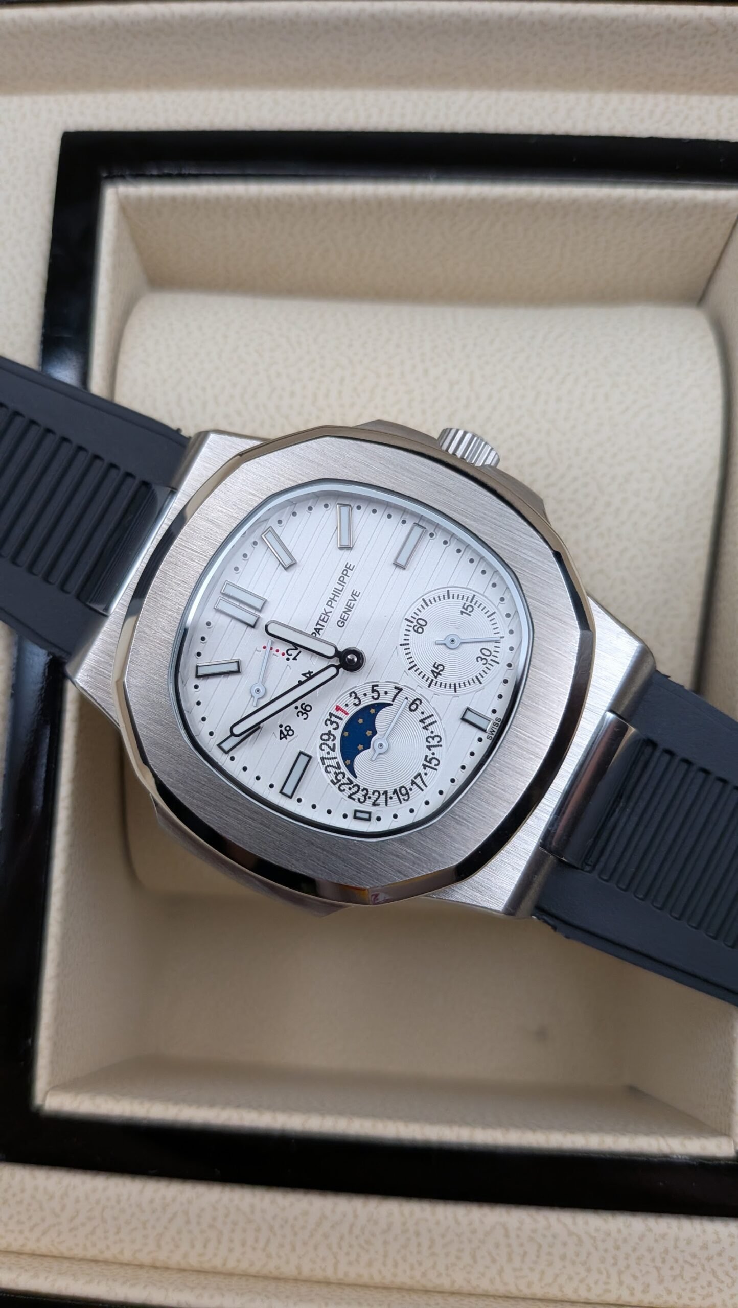 Patek Philippe — esfera blanca con fases lunares y correa de caucho negra