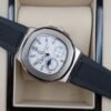 Patek Philippe — esfera blanca con fases lunares y correa de caucho negra