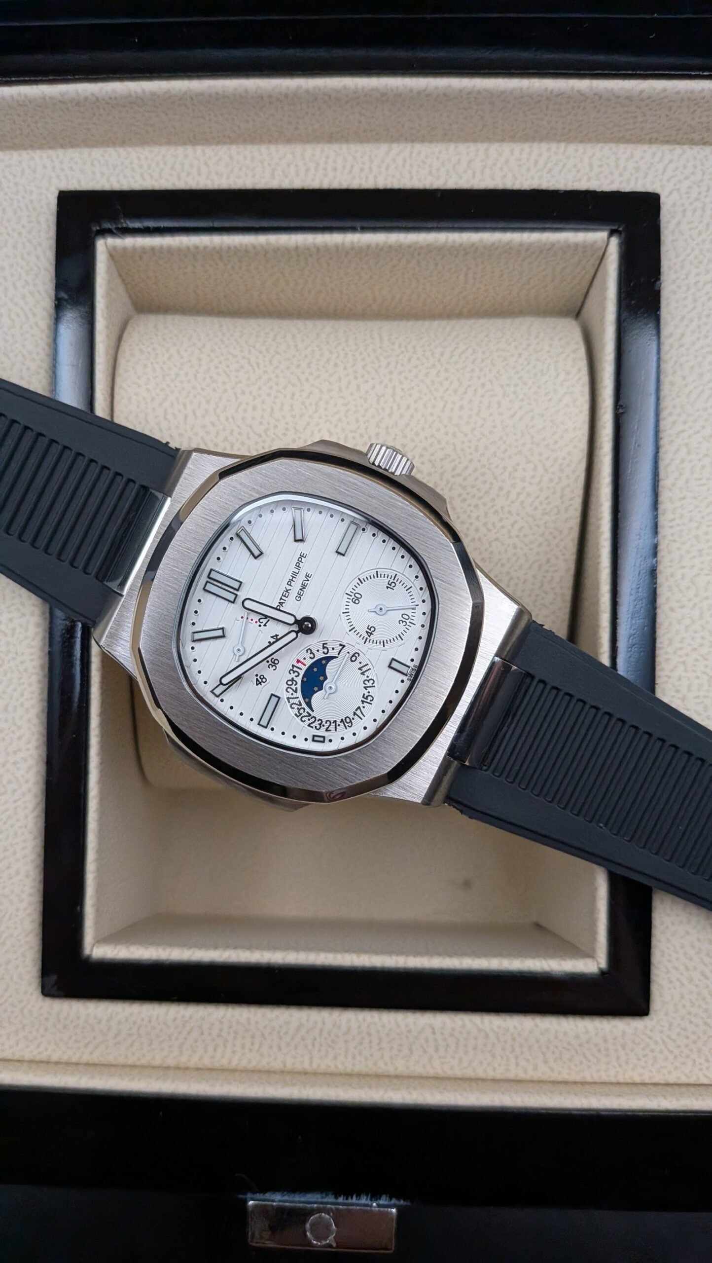 Patek Philippe — esfera blanca con fases lunares y correa de caucho negra