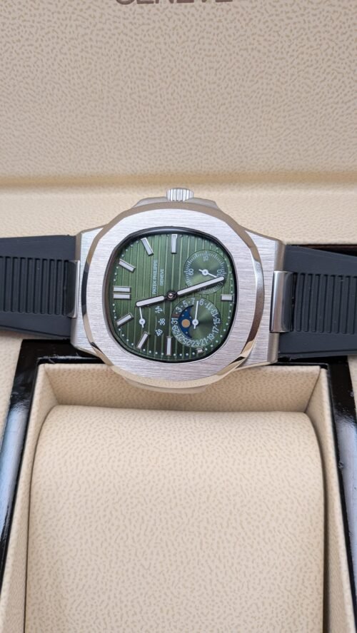 Patek Philippe — esfera verde con fases lunares y correa de caucho negra