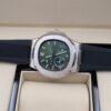 Patek Philippe — esfera verde con fases lunares y correa de caucho negra