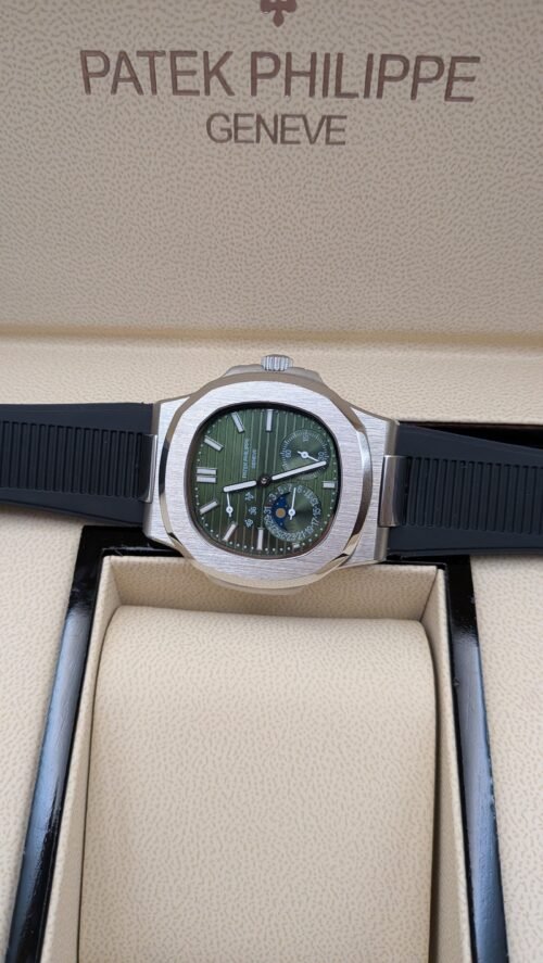 Patek Philippe — esfera verde con fases lunares y correa de caucho negra