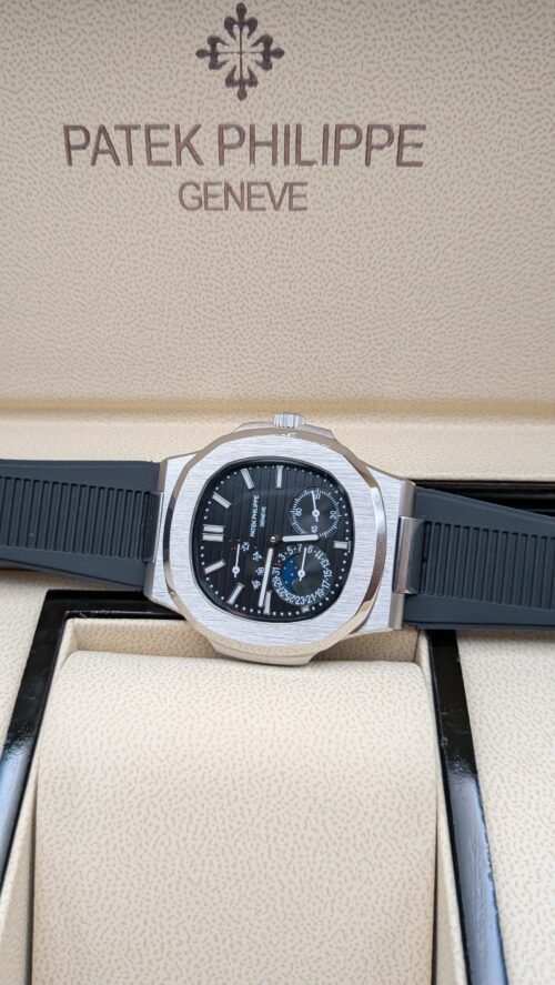 Patek Philippe — esfera negra con fases lunares y correa de caucho negra