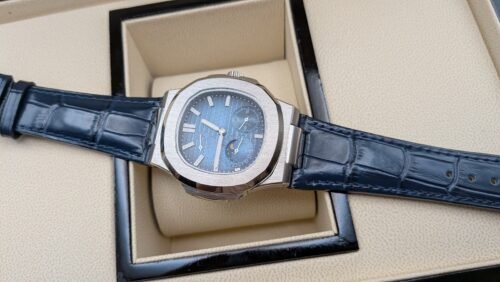 Patek Philippe — esfera azul degradada con fases lunares y correa de cuero azul