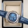 Patek Philippe — esfera azul degradada con fases lunares y correa de cuero azul