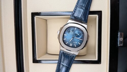 Patek Philippe — esfera azul degradada con fases lunares y correa de cuero azul