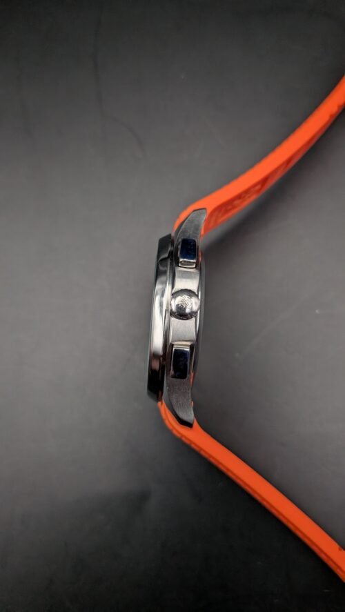 Patek Philippe — cronógrafo con esfera negra y detalles naranjas, correa de caucho naranja