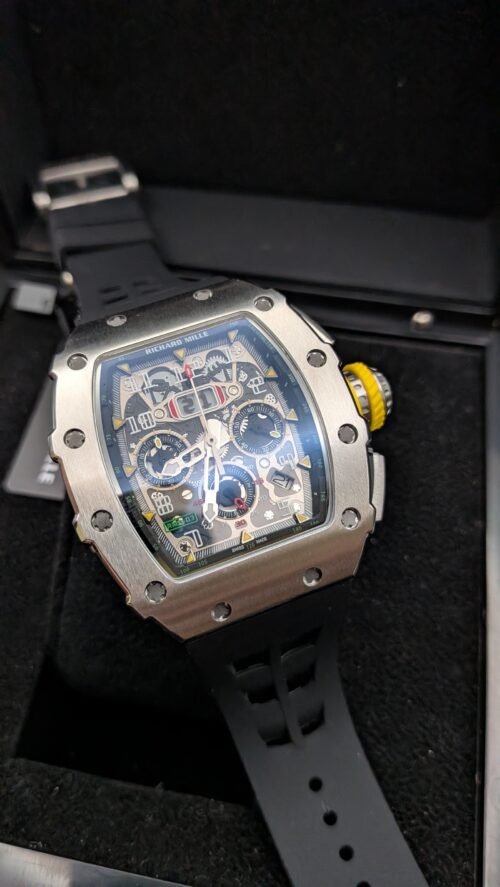 Richard Mille — cronógrafo esqueleto con detalle amarillo, caja de acero y correa de caucho negra
