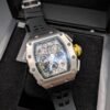 Richard Mille — cronógrafo esqueleto con detalle amarillo, caja de acero y correa de caucho negra