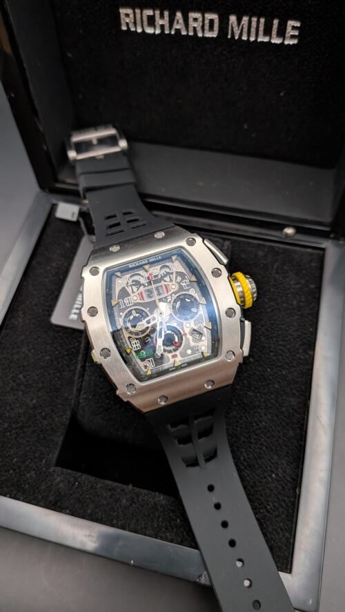 Richard Mille — cronógrafo esqueleto con detalle amarillo, caja de acero y correa de caucho negra
