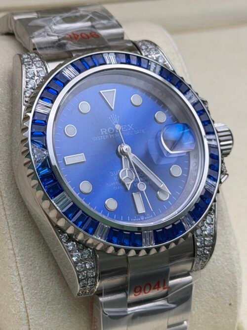 Rolex — esfera azul, bisel de piedras azules y caja con brillantes, brazalete de acero