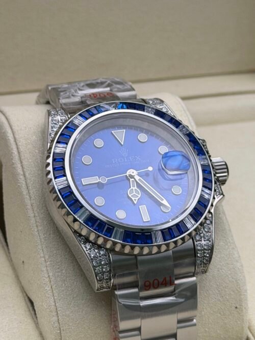Rolex — esfera azul, bisel de piedras azules y caja con brillantes, brazalete de acero