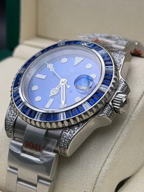 Rolex — esfera azul, bisel de piedras azules y caja con brillantes, brazalete de acero