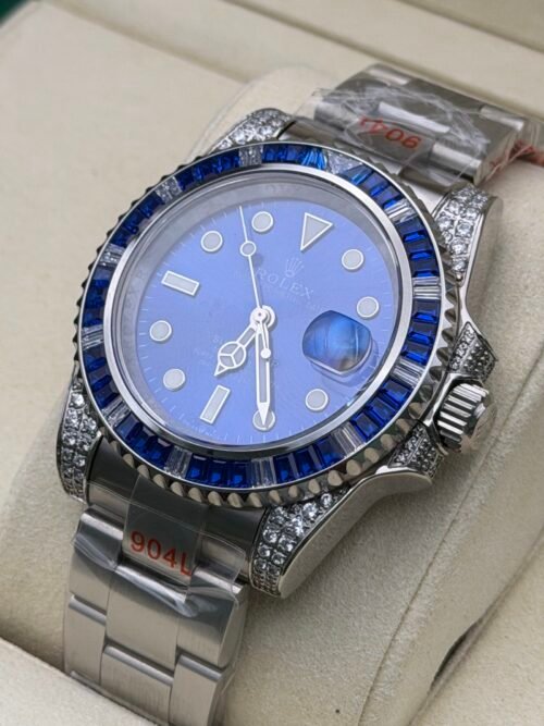 Rolex — esfera azul, bisel de piedras azules y caja con brillantes, brazalete de acero