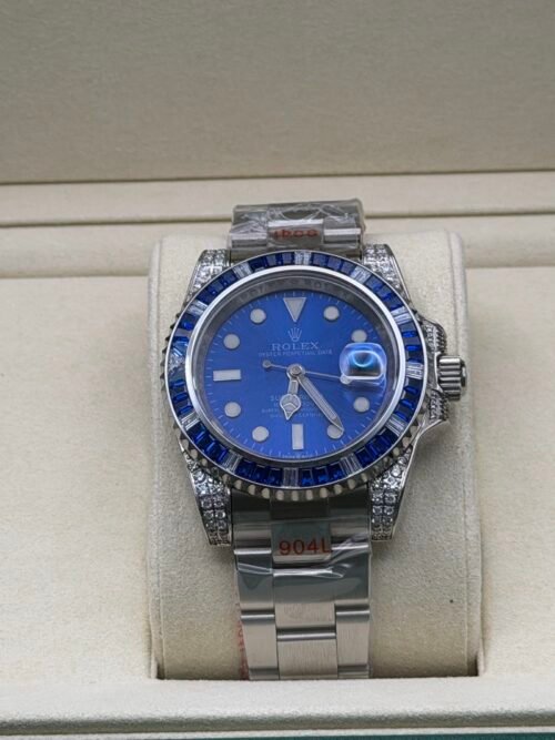 Rolex — esfera azul, bisel de piedras azules y caja con brillantes, brazalete de acero