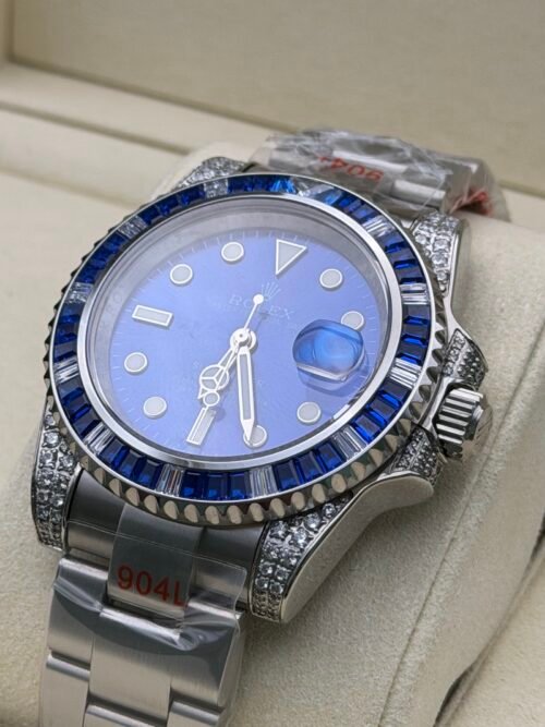 Rolex — esfera azul, bisel de piedras azules y caja con brillantes, brazalete de acero